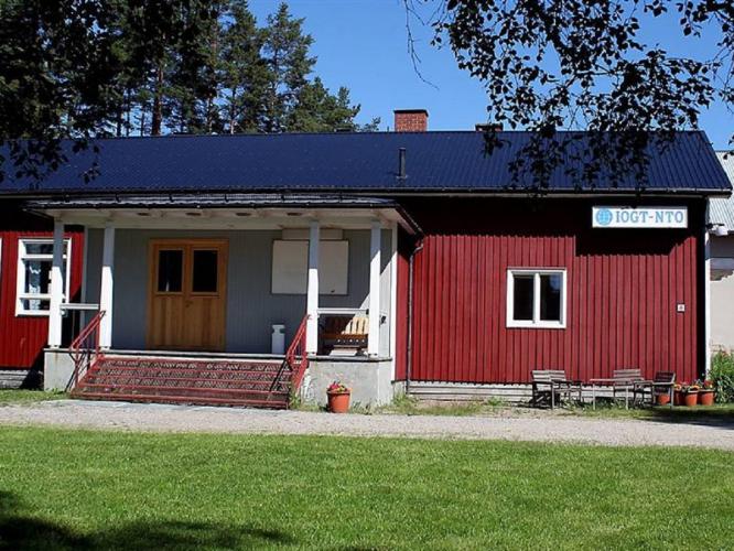 Exteriör bild på GT-gården i Jättendal - röd byggnad med vita fönster.