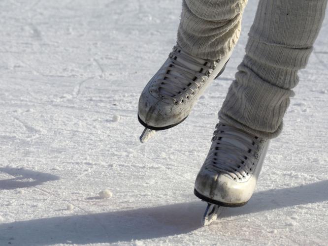 Skridskoåkare på is - närbild på skridskorna