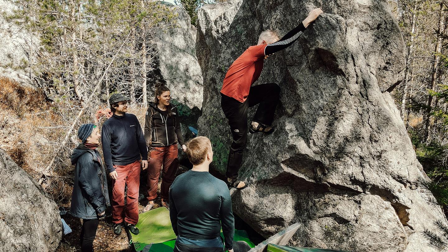 Färgbild - en grupp klättrare utomhus vid stenblock