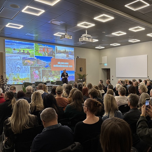 Färgbild - folksamling i Aktivitetsfabriken, Hudiksvall på Besöksnäringsdag i Hälsingland 30 september 2026