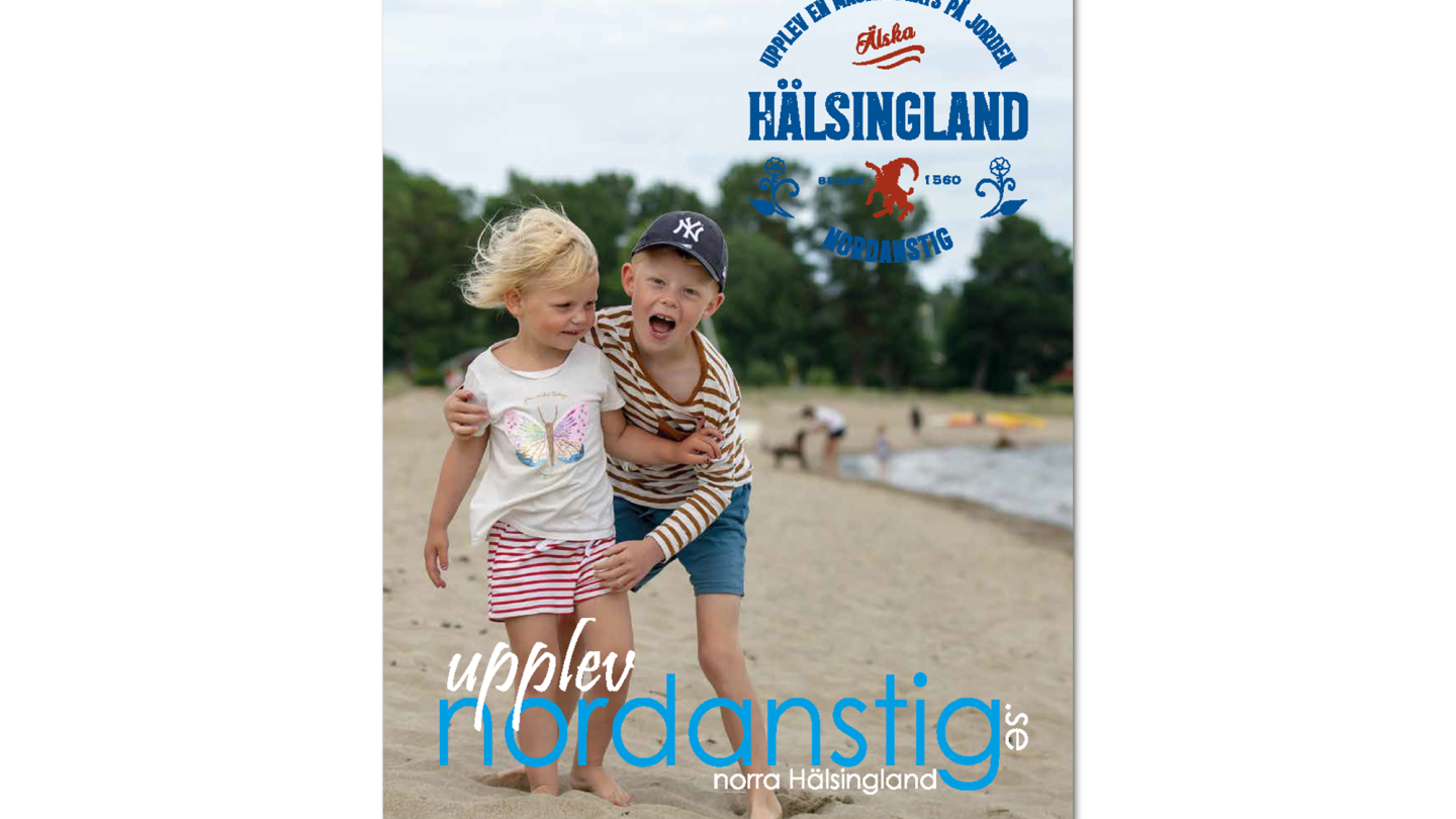 Färgbild - framsida på magasin Nordanstig. Lekande barn på strand