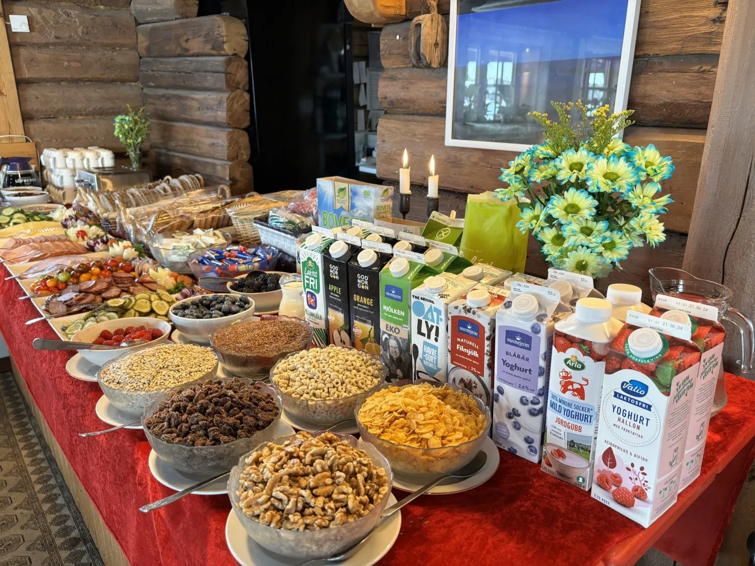 Färgbild - uppdukat frukostbord