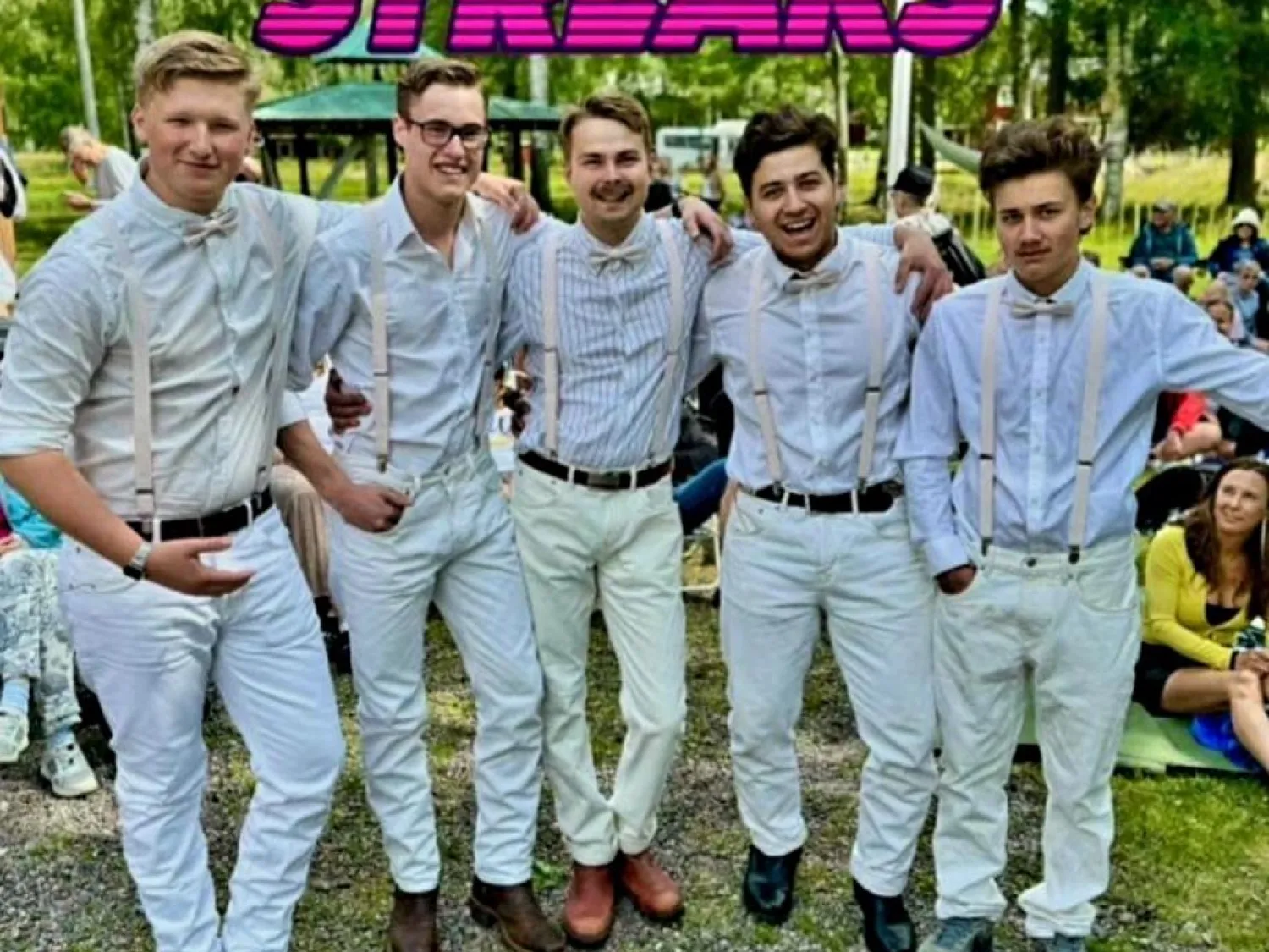 Färgbild - foto av dansbandsgrupp utomhus. Fem män i ljusblå kläder. Rosa text ovanpå bilden. Text Streaks.