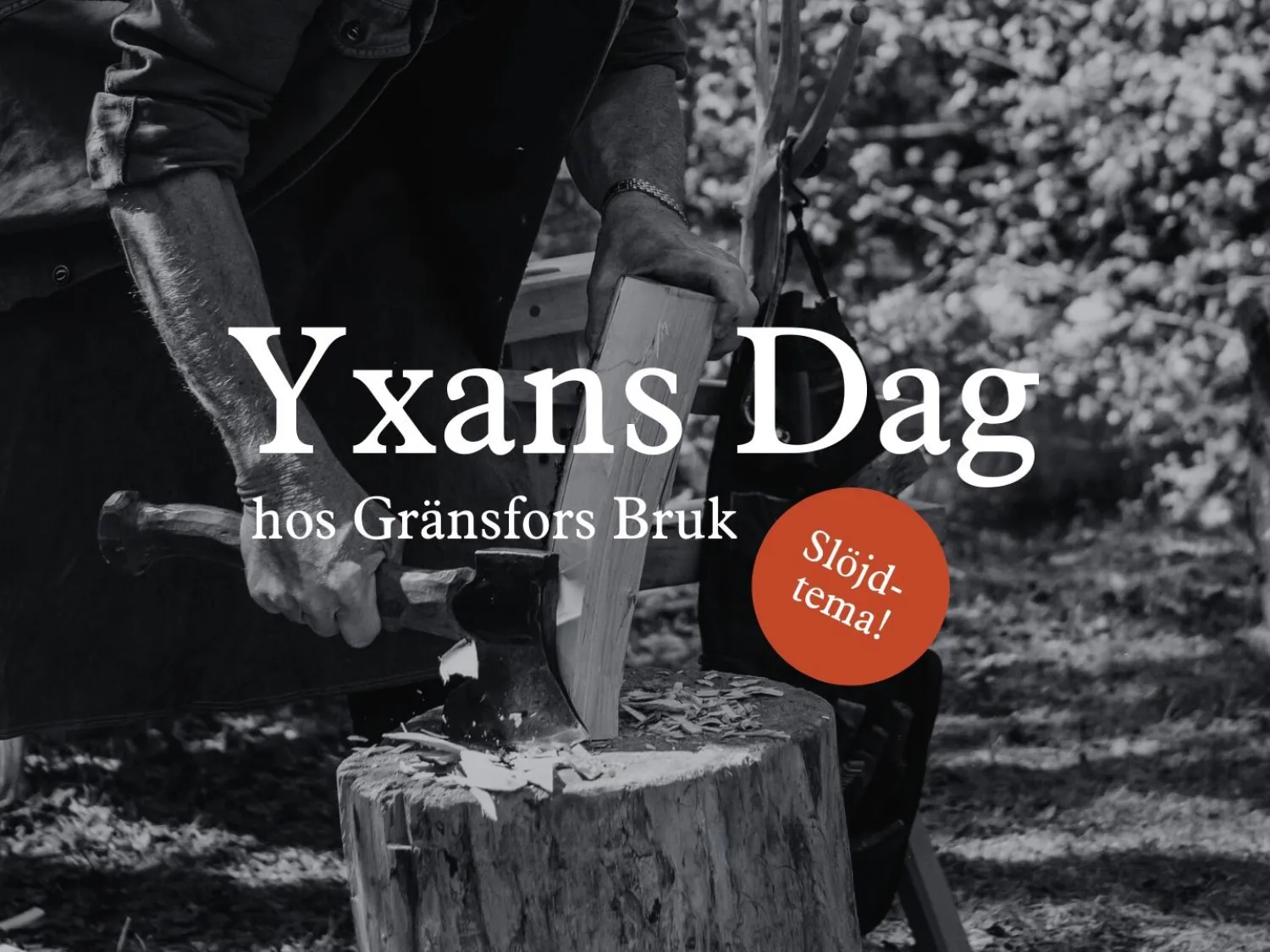 Svartvit foto med text på bilden. Händer som hugger  ved med yxa i närbild. Yxans dag.