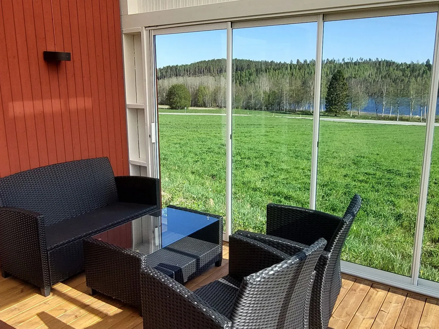 Inglasas veranda med lounge set