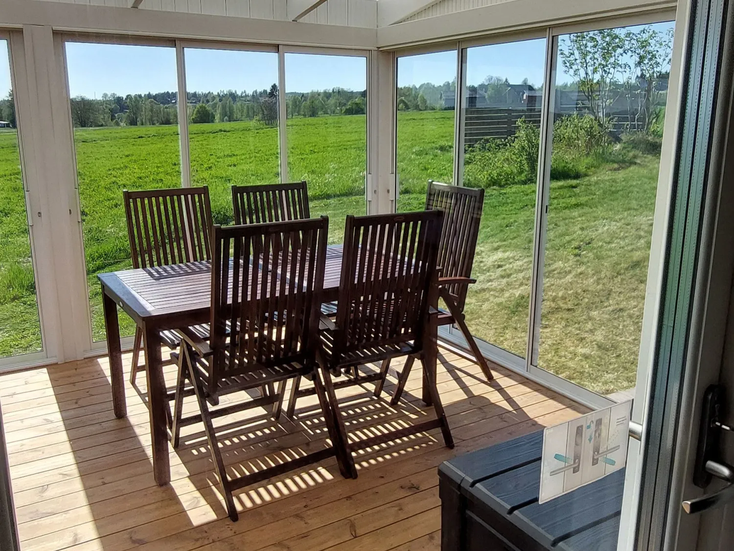 Inglasad veranda med matplats