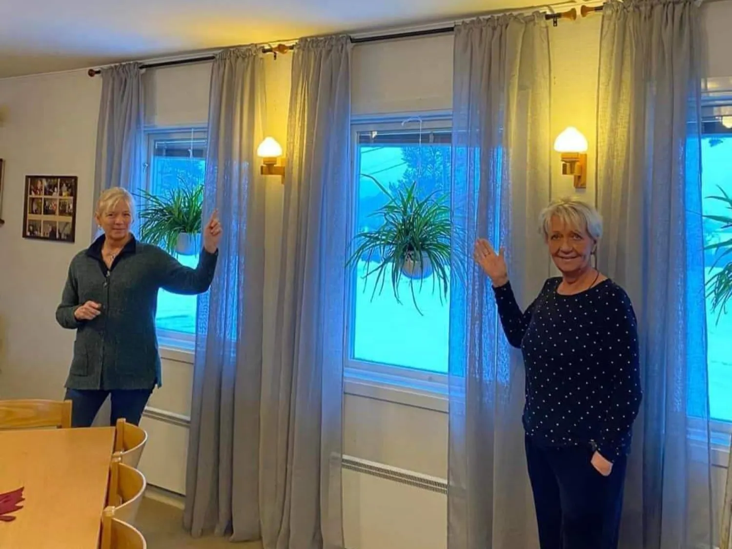 Färgbild - två kvinnor som visar upp interiören av sal på Ilsbogården.