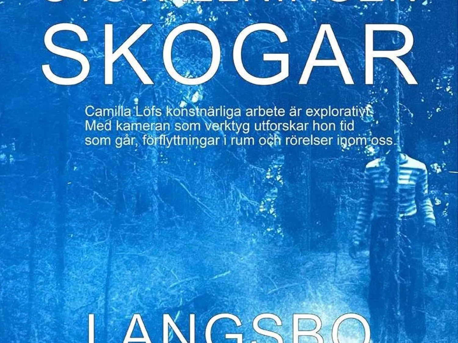 Poster i färg- blåfärgad skog i bakgrund och vit text på bilden
