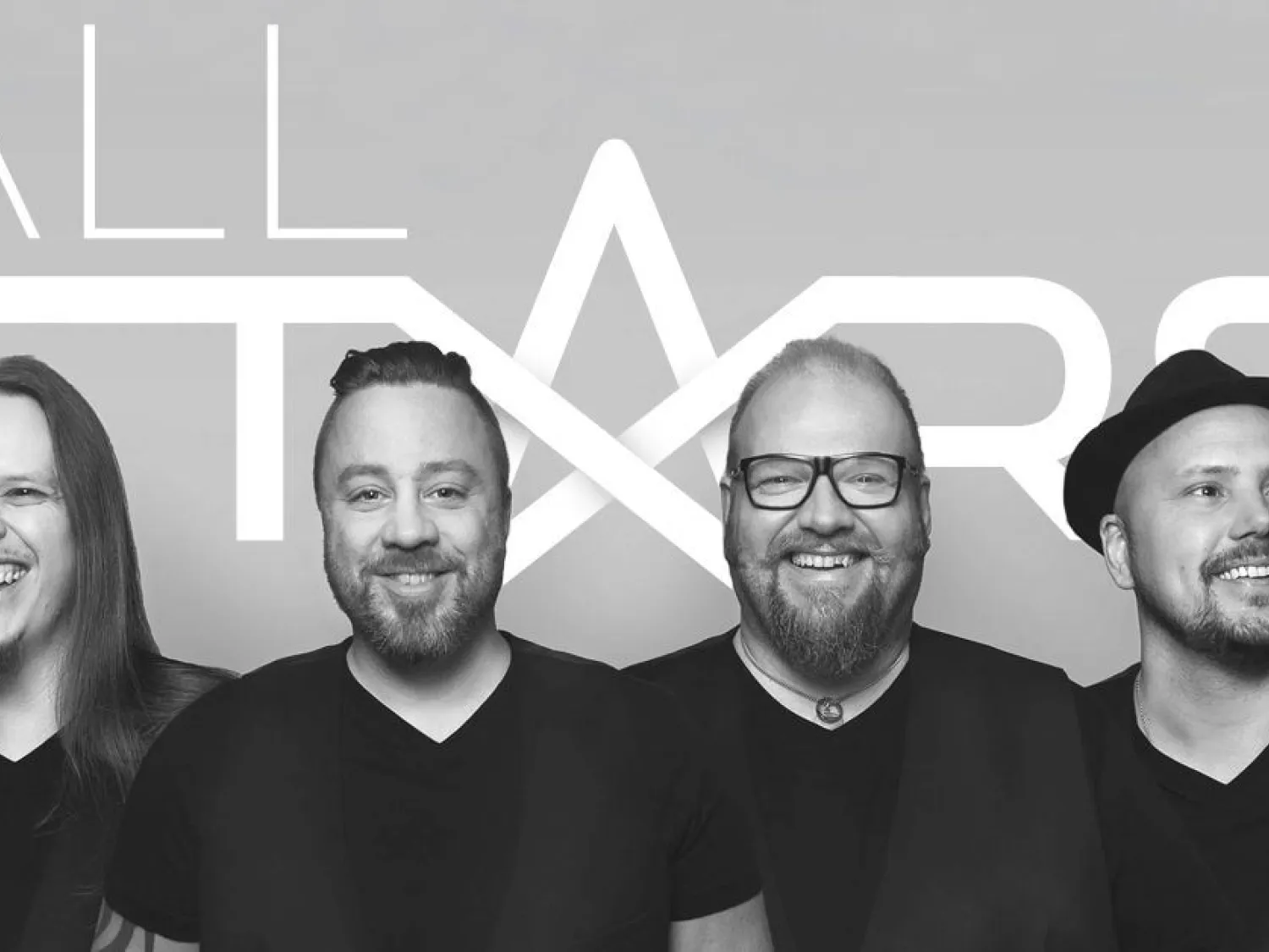Svartvit bild - en kvartett med män. Grå bakgrund med vit text: AllStars