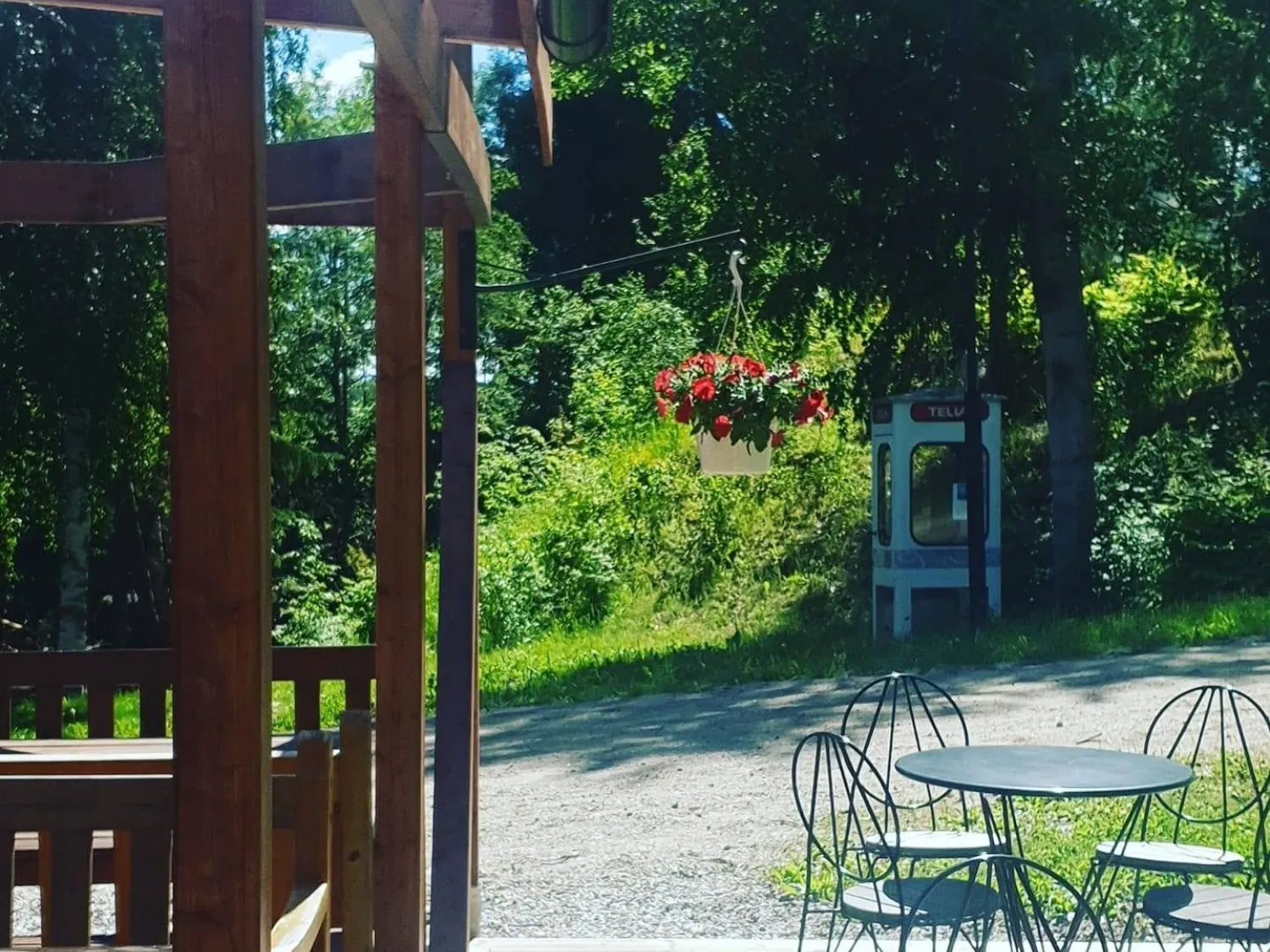 Färgbild - utomhusmiljö vid Restaurang Augustas i Gränsfors.