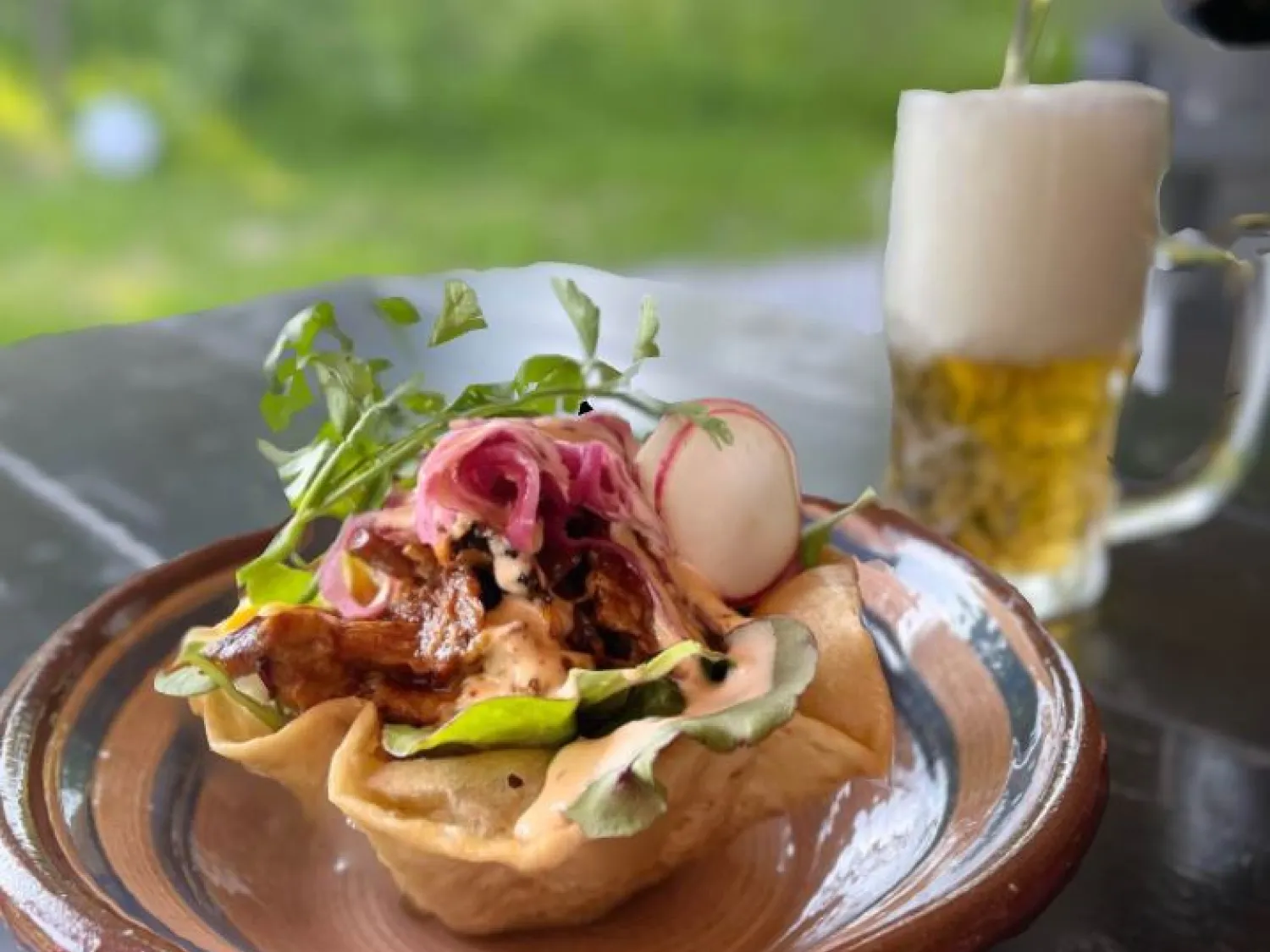 Färgbild - närbild på maträtt och ett glas öl