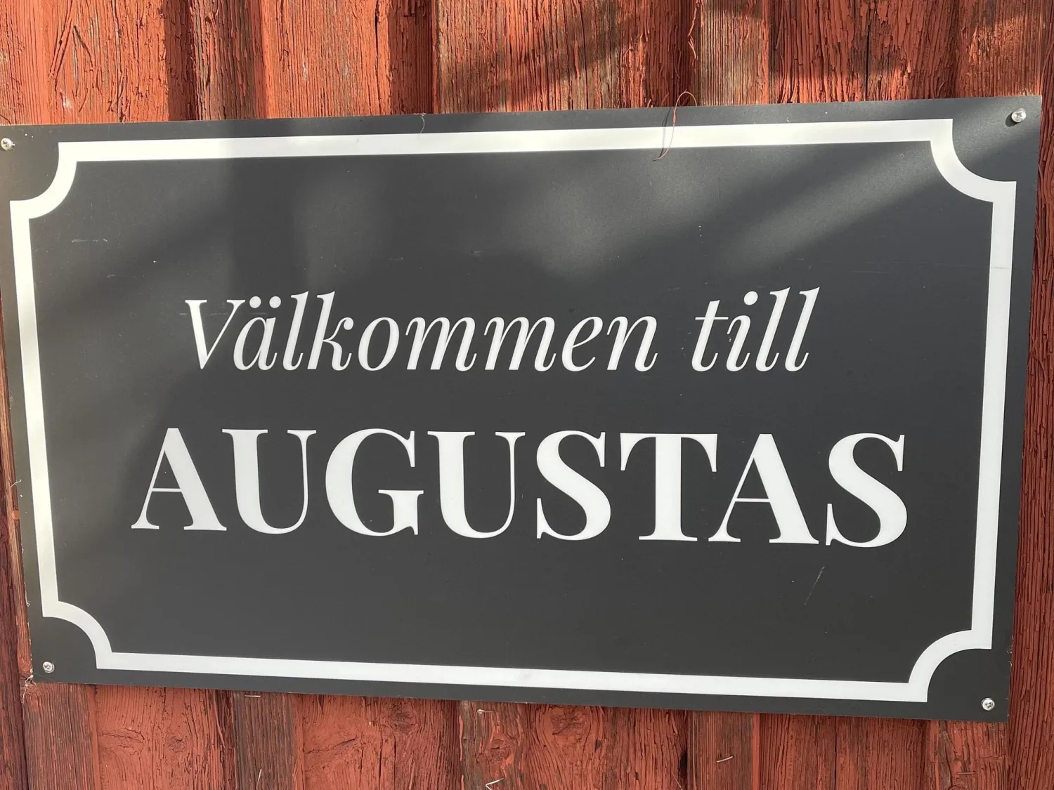 Färgbild - närbild på skylt på fasad - text: Restaurang Augustas