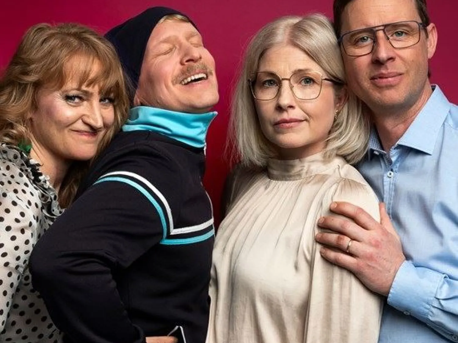 Färgbild - gruppbild och porträtt på två män och två kvinnor mot röd bakgrund.