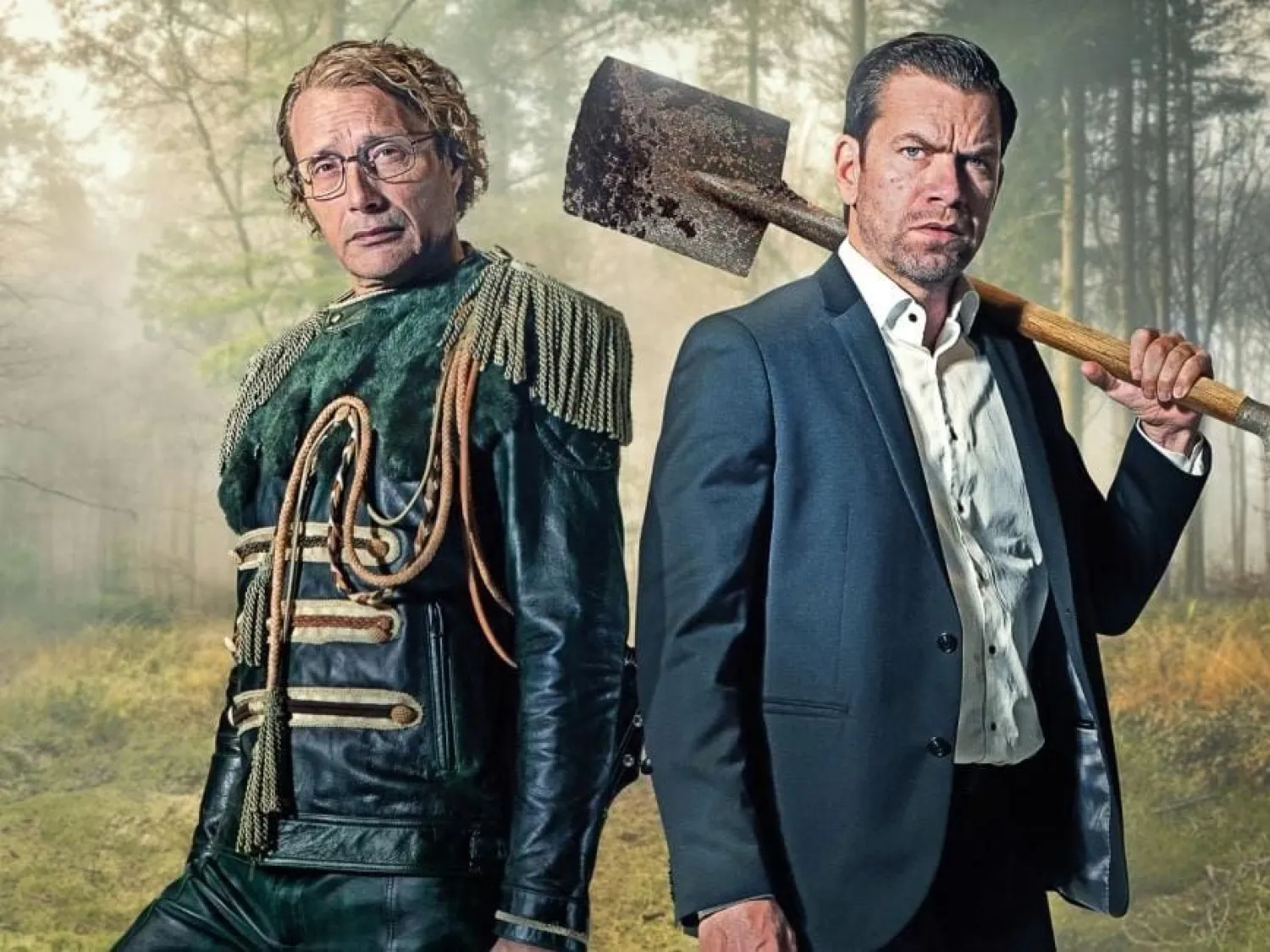 Den siste vikingen Färgbild - porträtt av två män utomhus. Natur i bakgrunden.