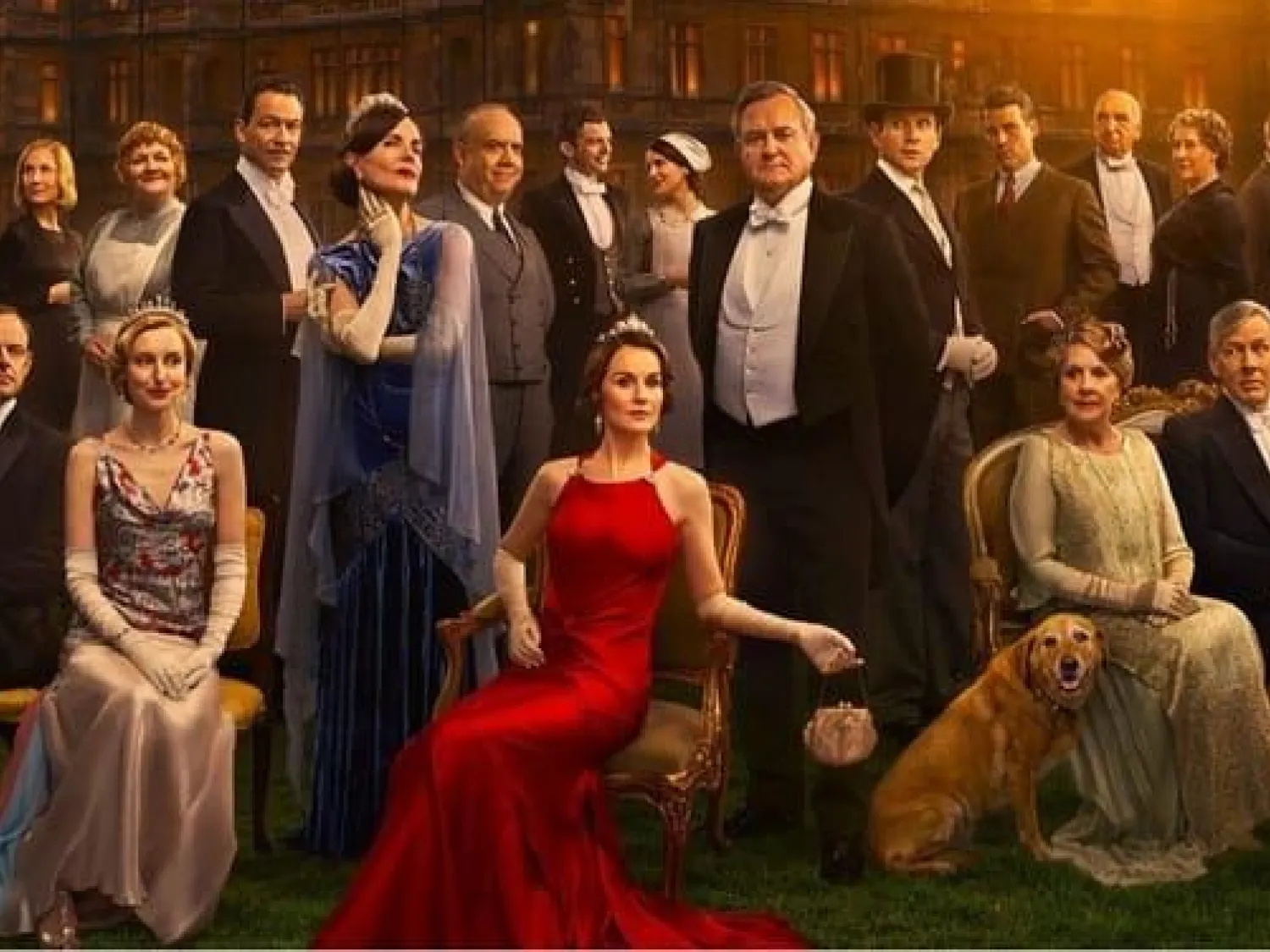 Downtown Abbey - The Grand Finale Färgbild - gruppfoto på finklädda män och kvinnor inomhus.