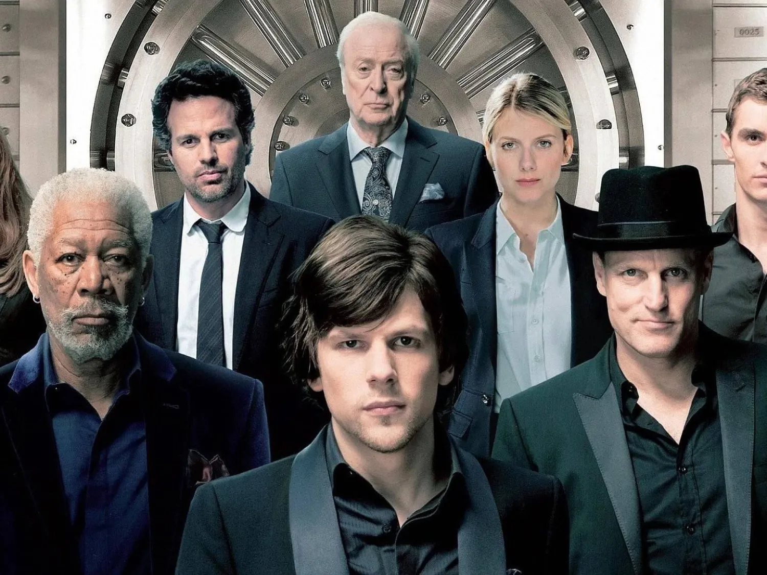 now you see me: Now you dont Färgbild - gruppfoto på kvinnor och män i mörka kläder.