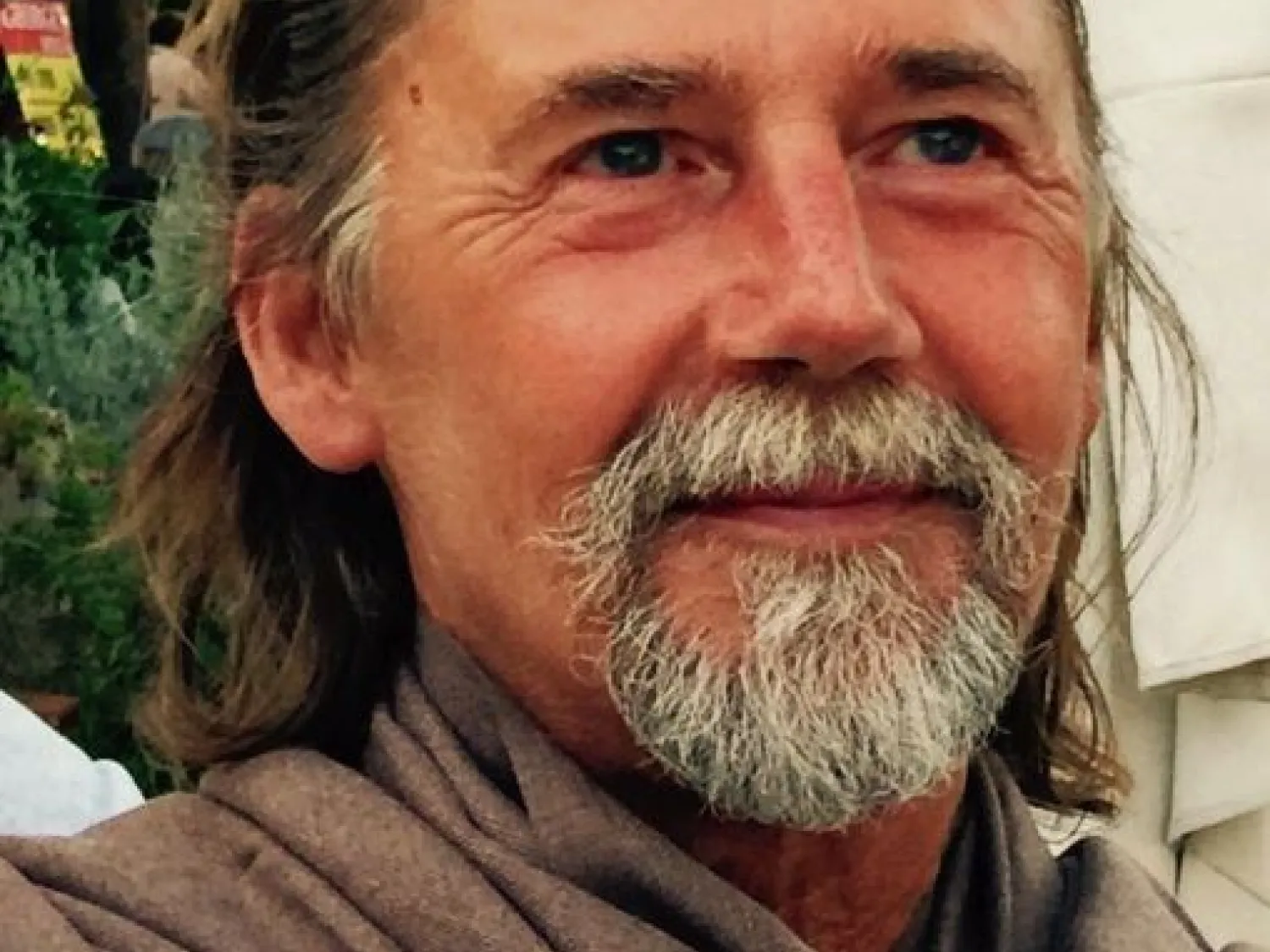 Linnea Björling Färgbild - porträtt av författaren Göran Thybäck, Mellanfjärden