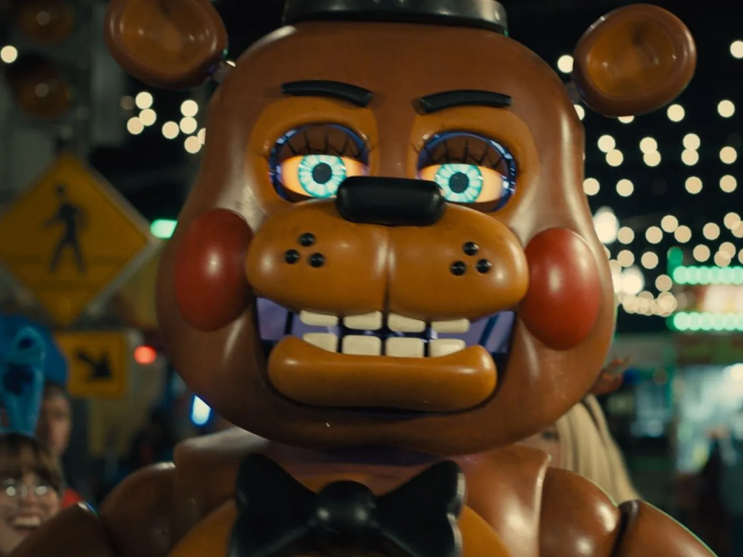 Färgbild - karaktär i skräckfilm i stadsmiljö