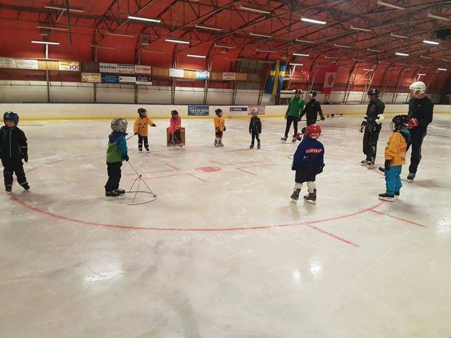 Gällsta IK children playing hockey in the ice rink
