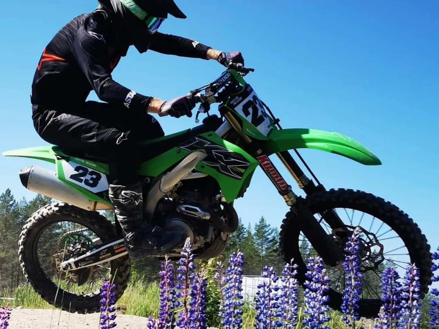 Motorcrossförare i full fart