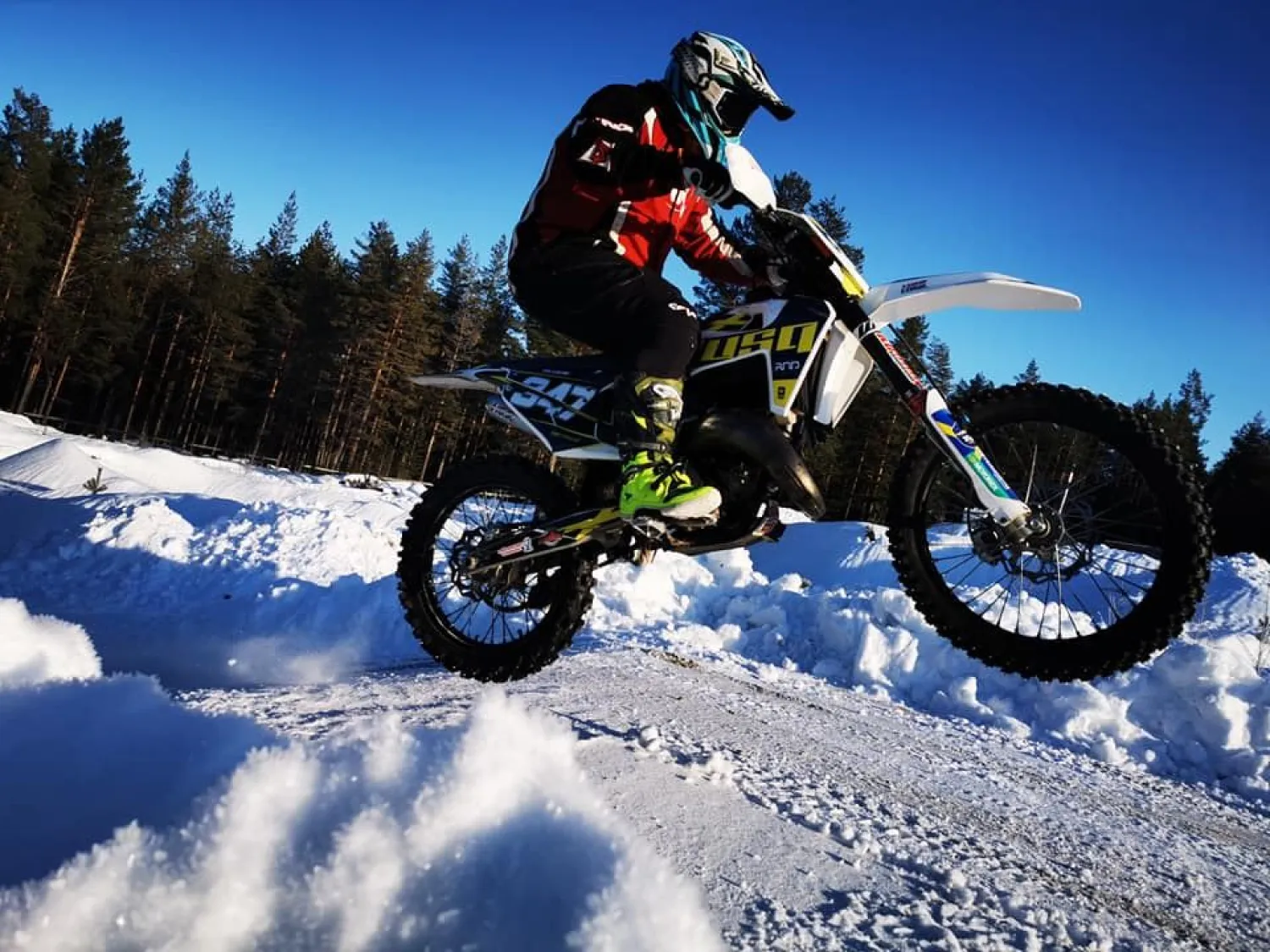Motorcrossförare i full fart 