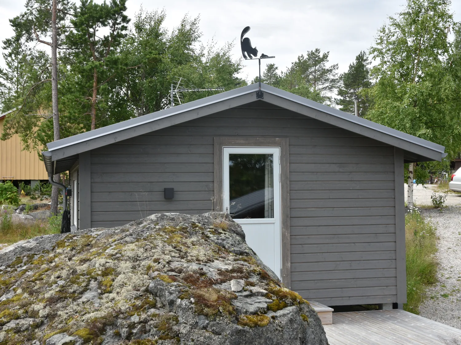 Grå stuga exteriör