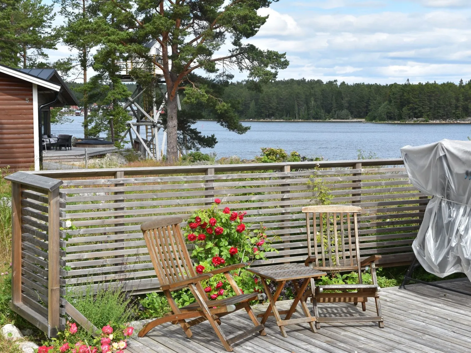 Solstolar och vy mot havet