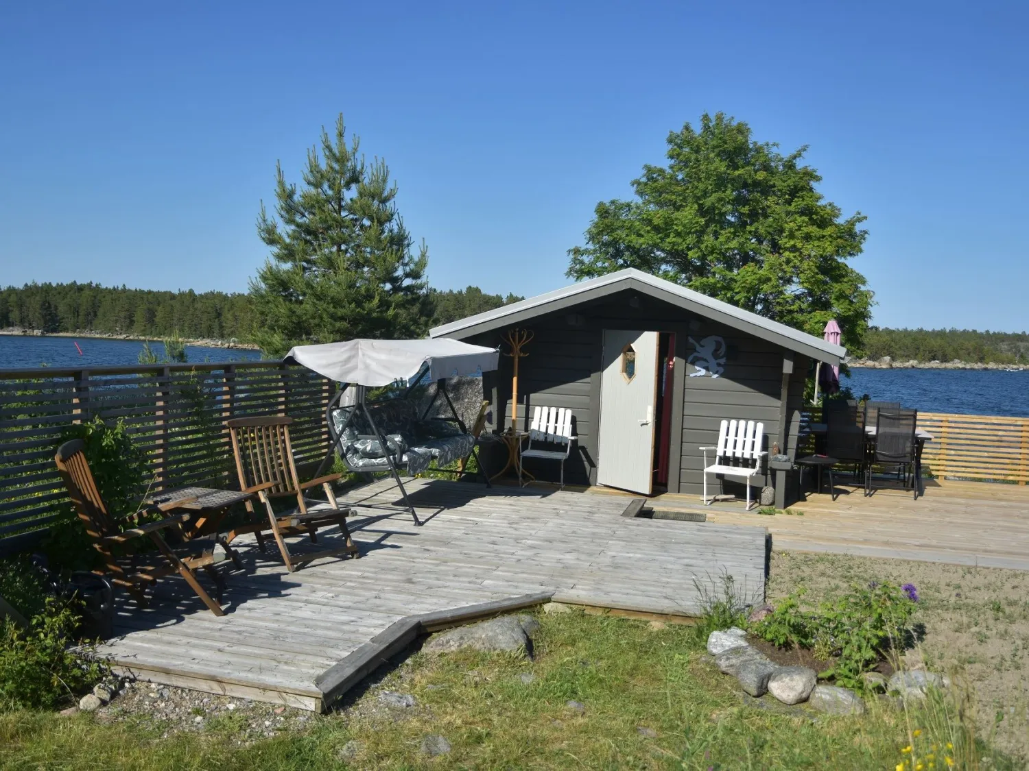 Exteriör altandäck och extrahus