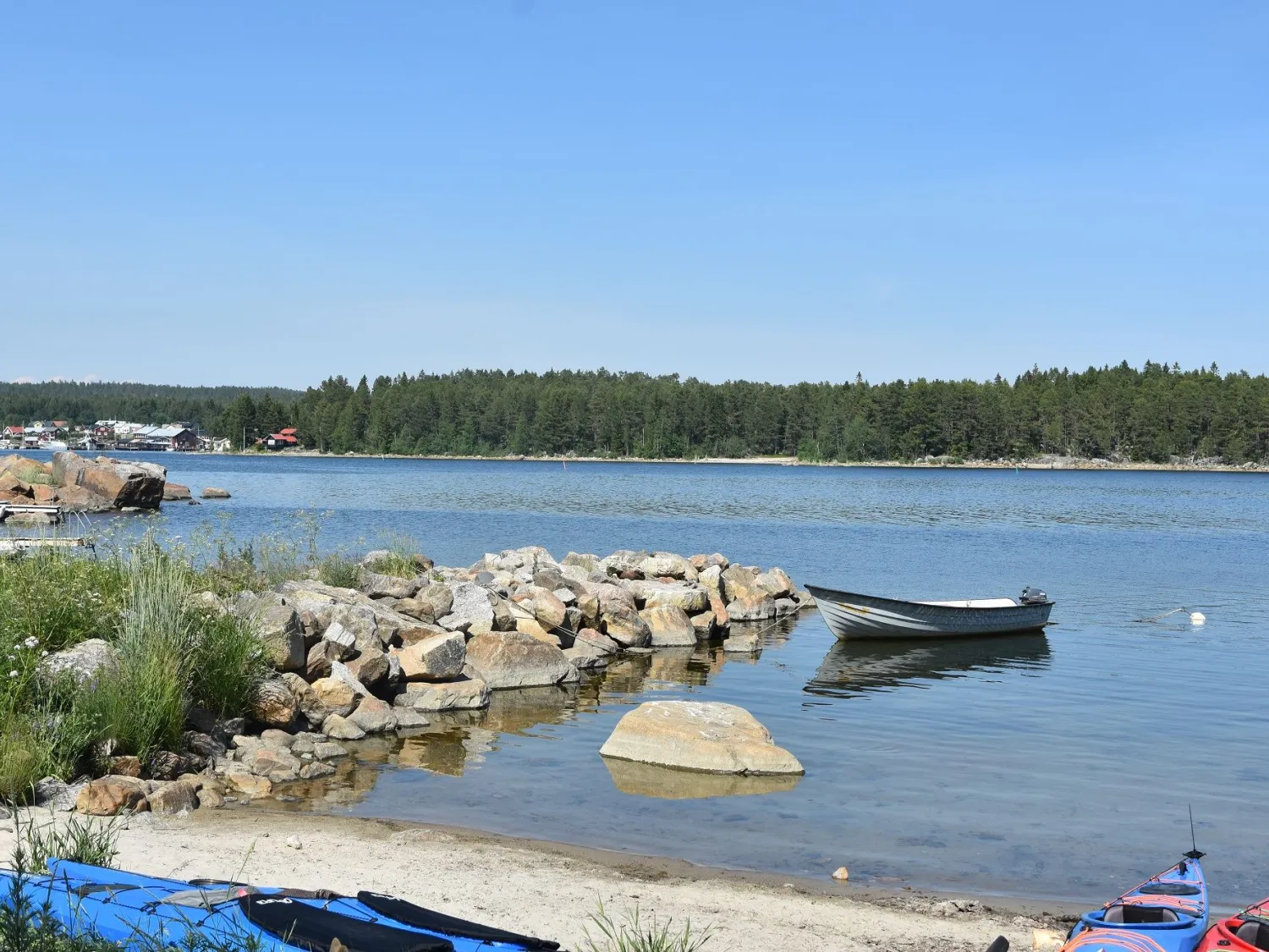 Utomhus med badplats och båt vid havet