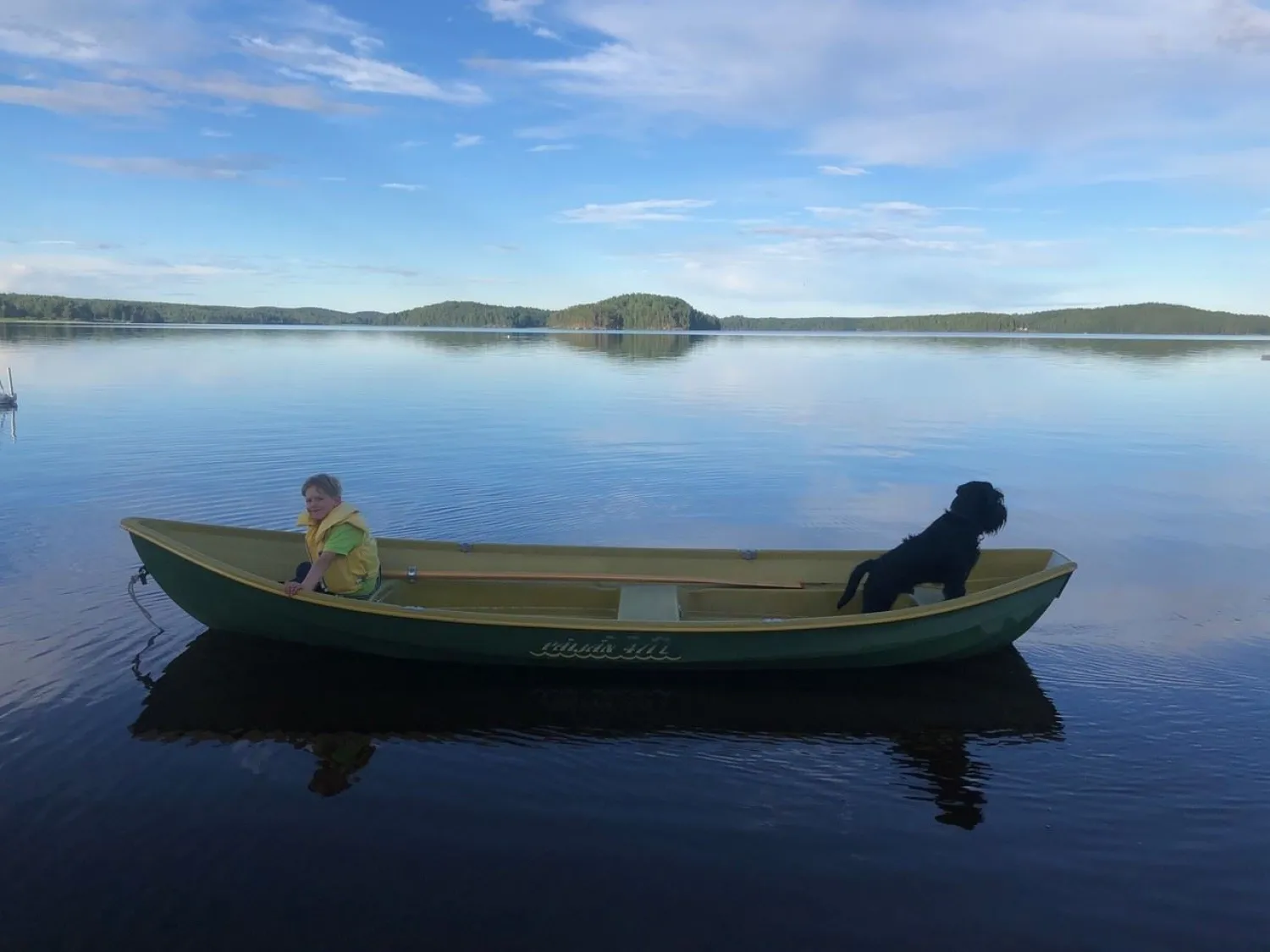 Eka ute på vattnet med hund och människa