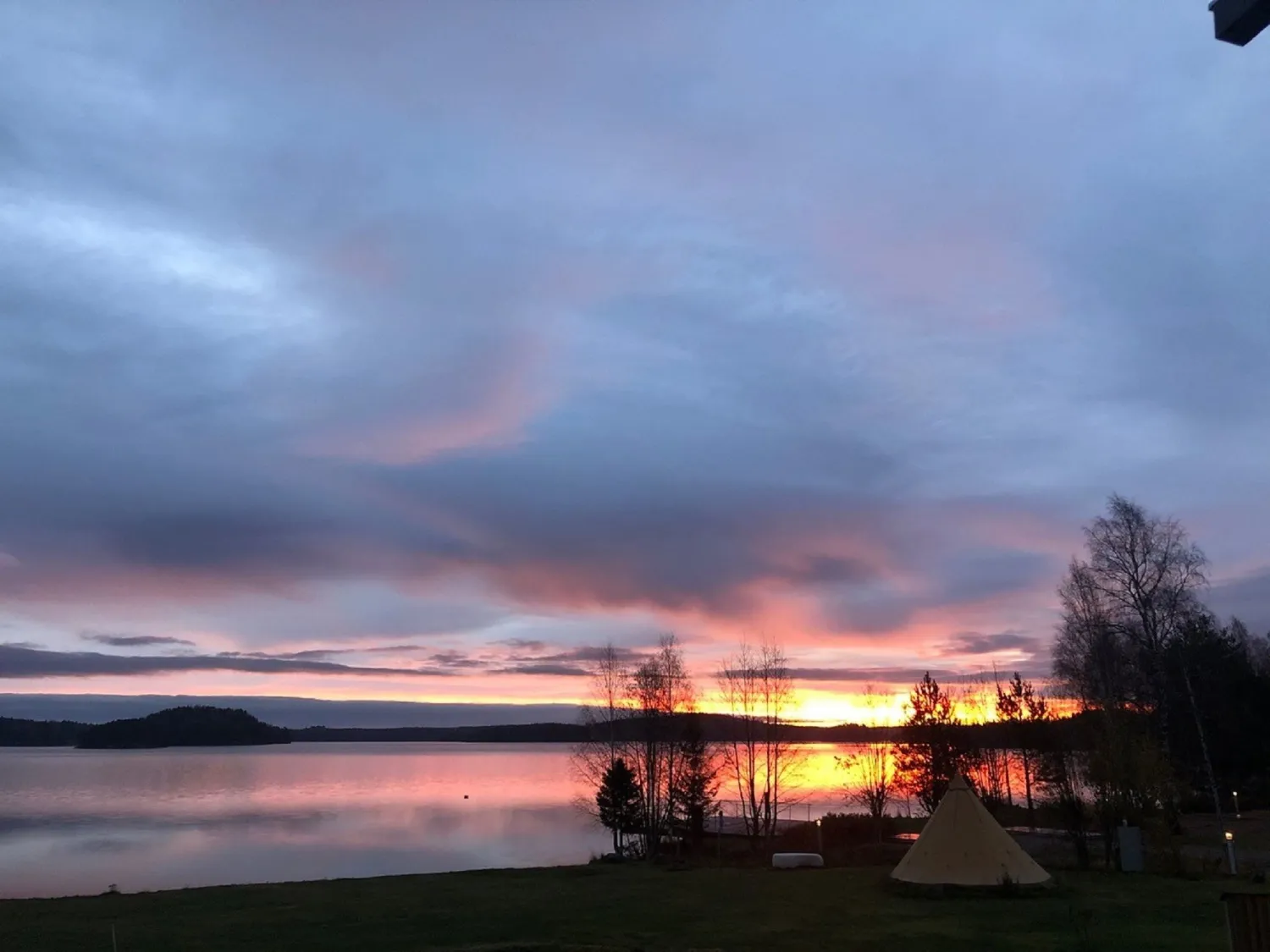 Rödgul solnedgång vid kvällning vid strand