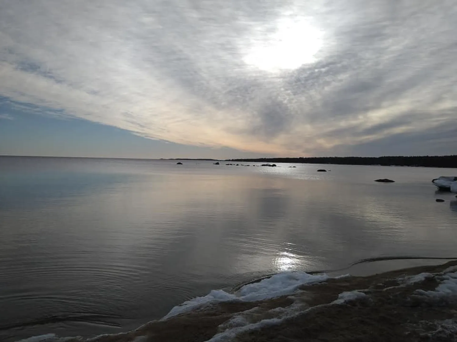Utsiktsbild över havet med solhimmel