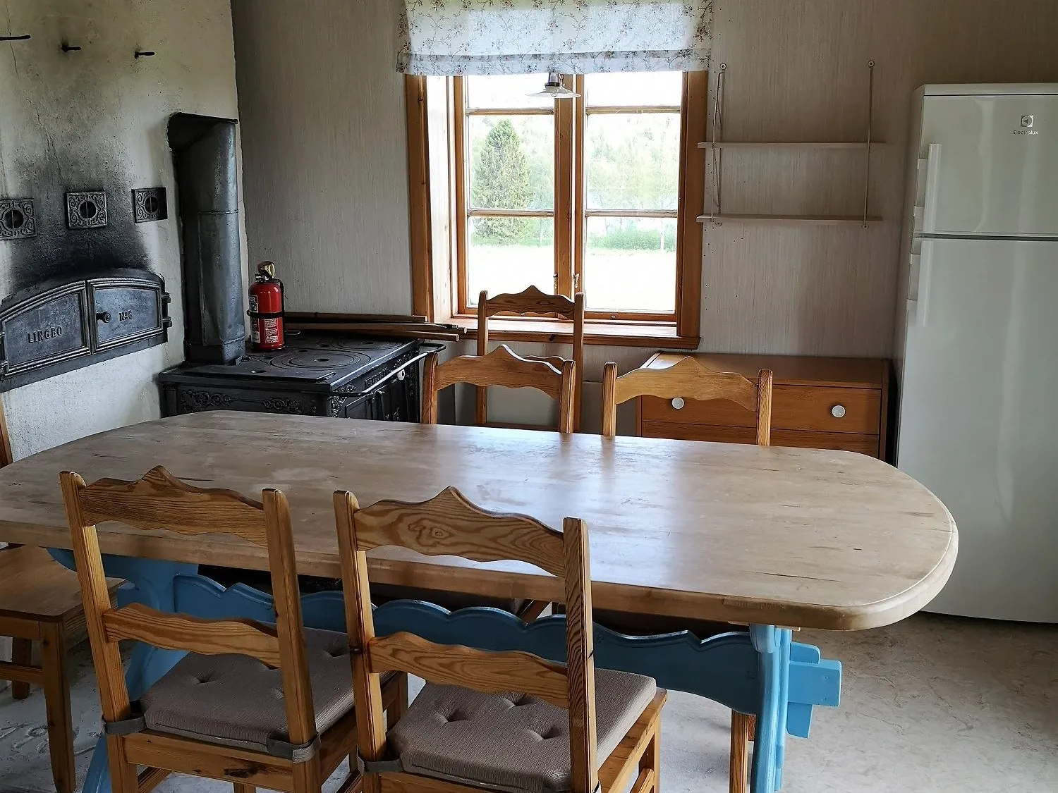 Matplats med sex stolar