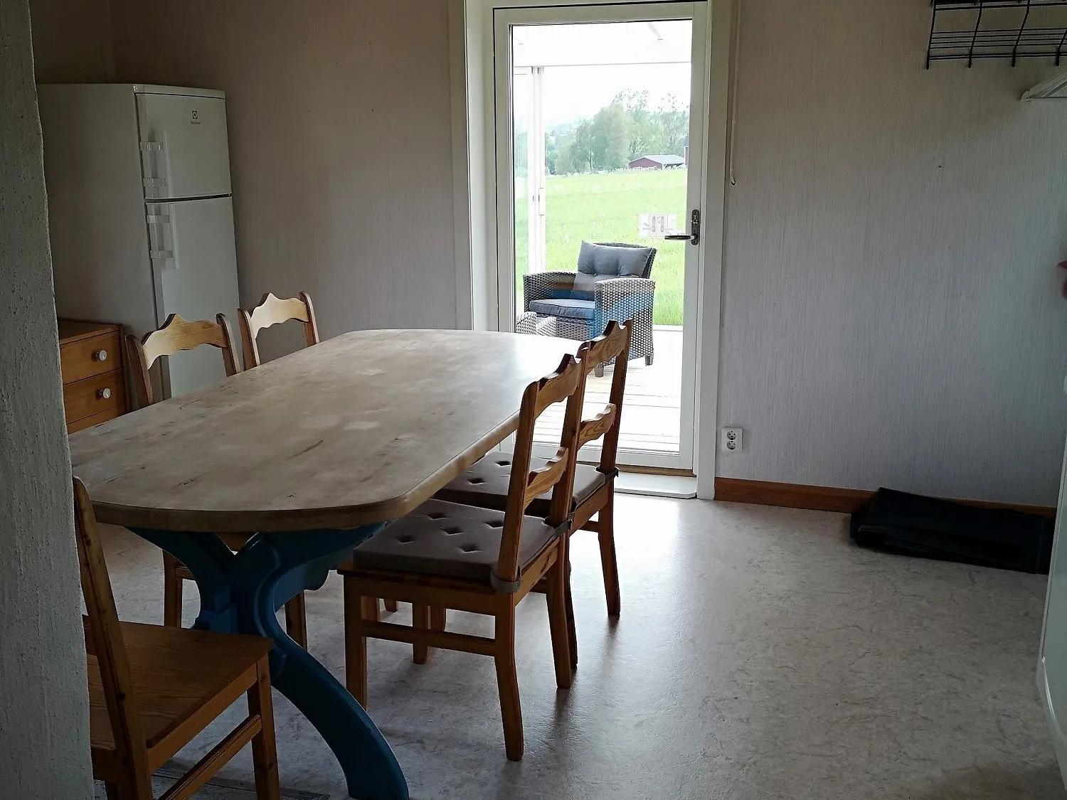 Matplats med sex stolar