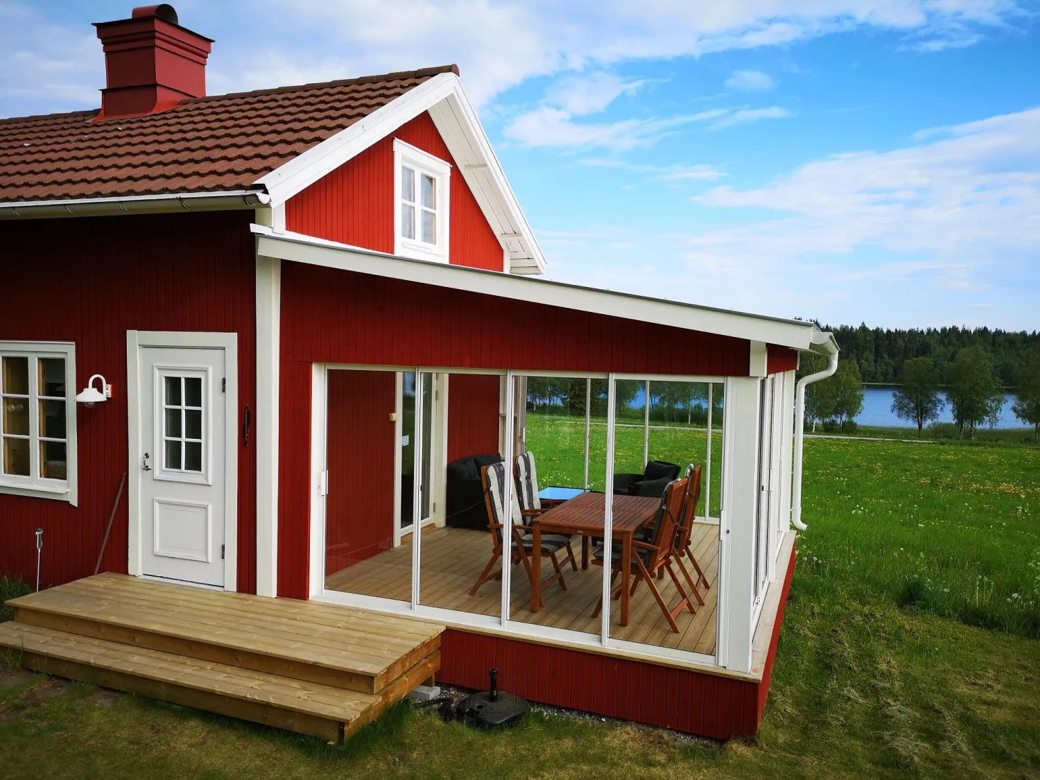 Bild på stugan utifrån med veranda