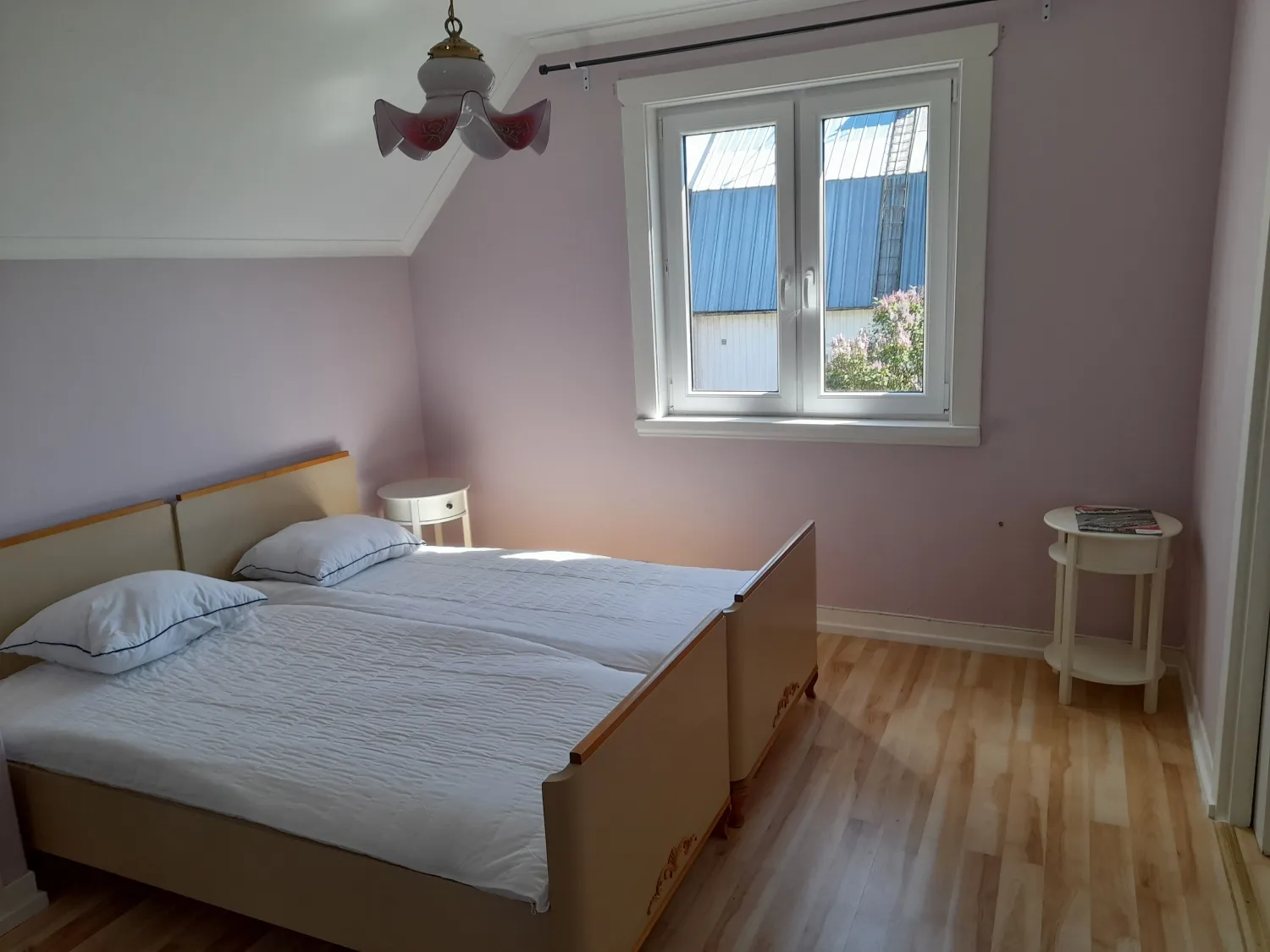 Interiör sovrum med en dubbelsäng