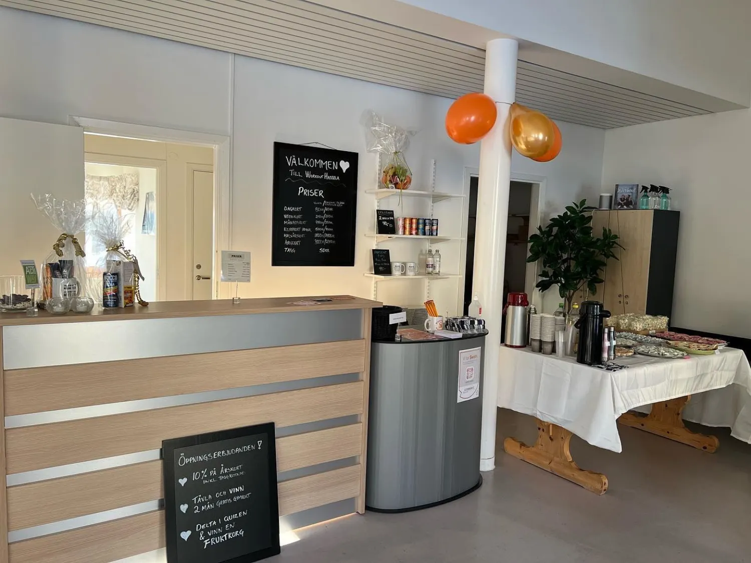 Färgbild inomhus, receptionsdisk med informationstavlor