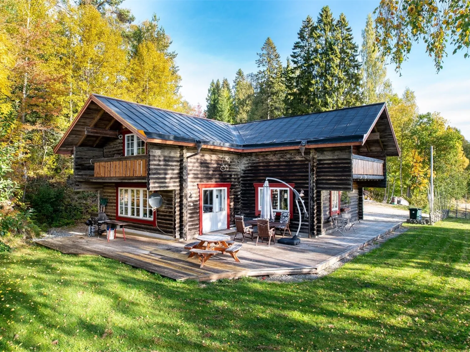 Färgbild utomhus på timrat hus