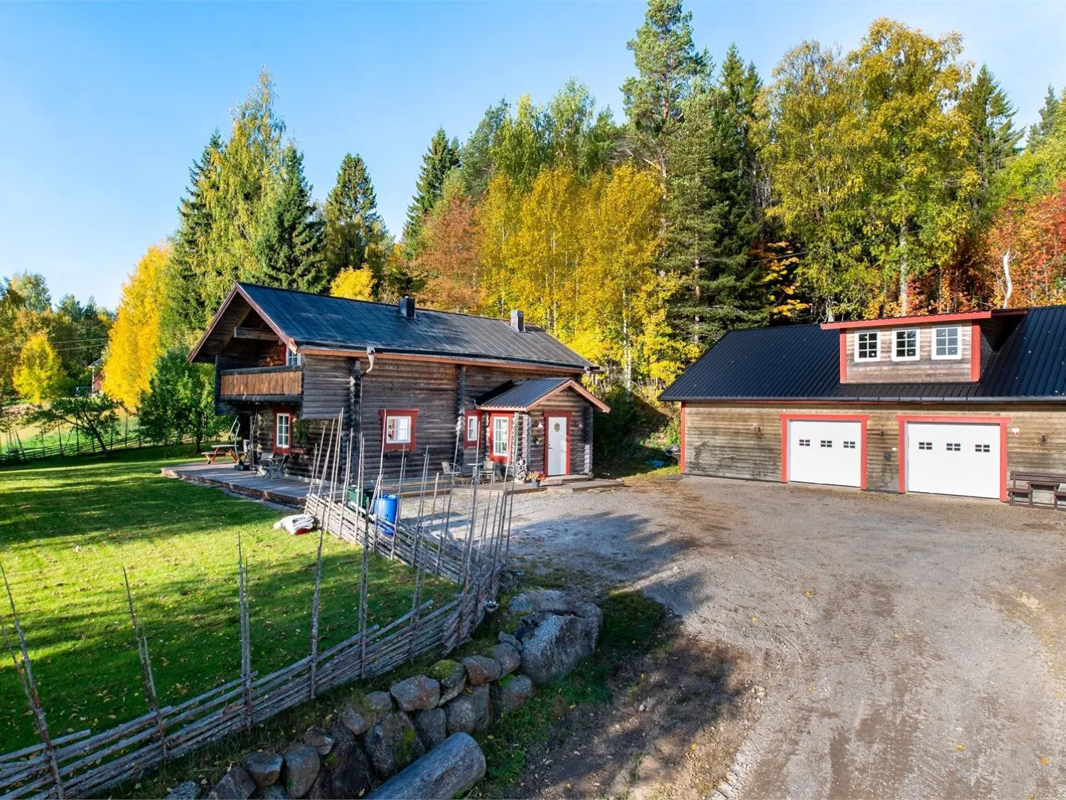 Färgbild utomhus på timrat hus