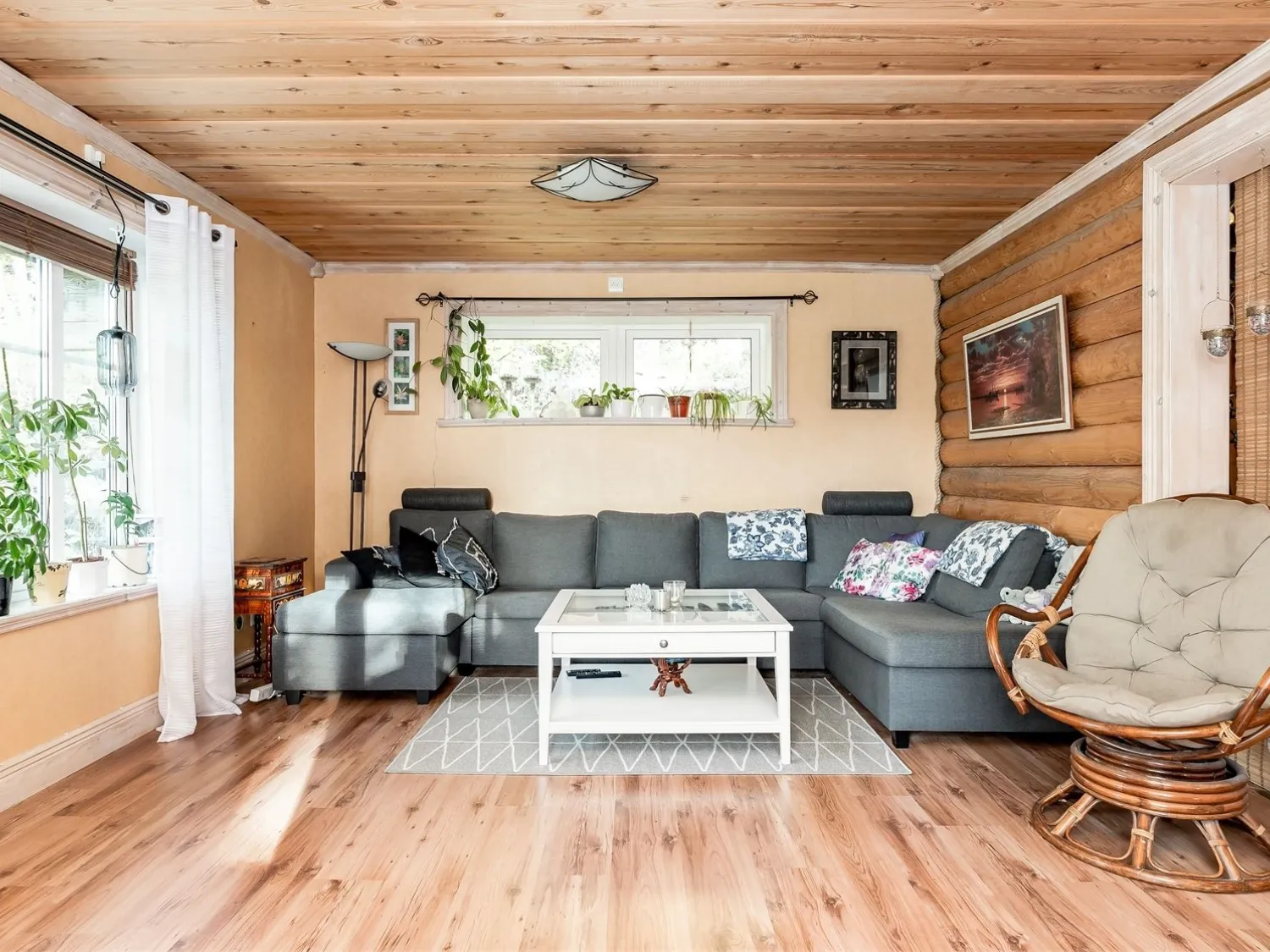 Färgbild inomhus, interiör av vardagsrum med soffa etc
