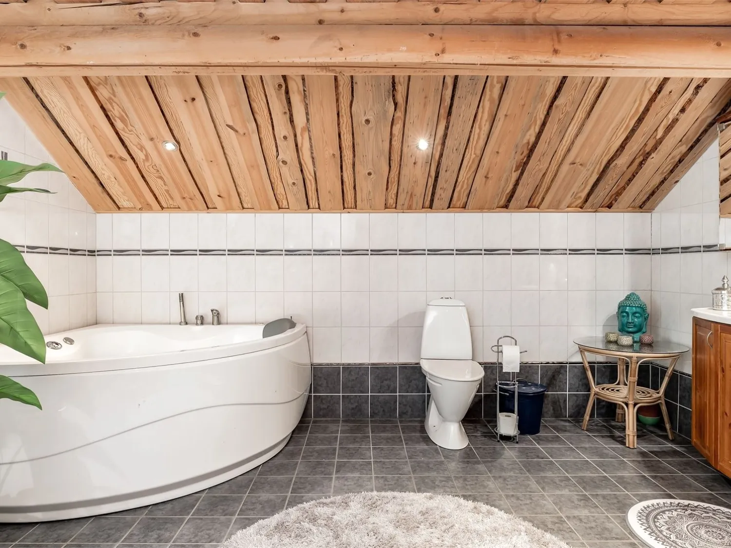 Färgbild inomhus, interiör av badrum med badkar etc.