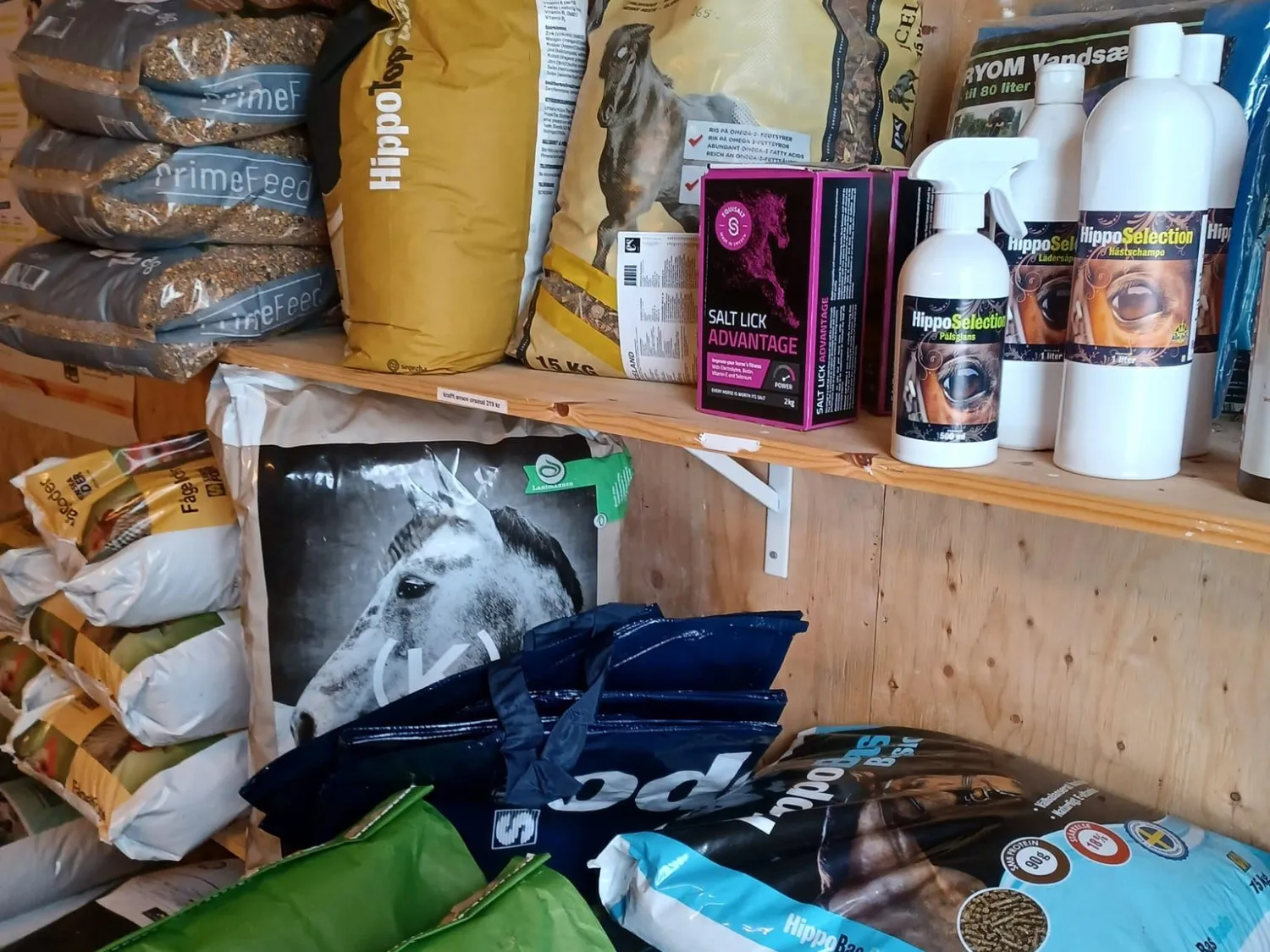 Interiör bild av djurmatsprodukter  på hyllor.