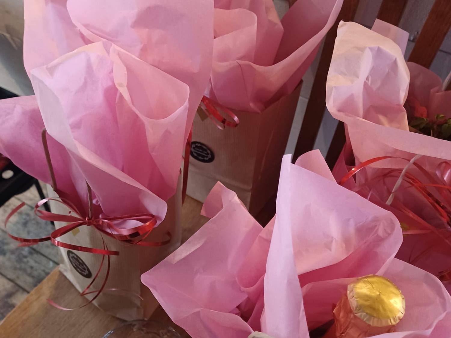 Presentförpackningar i rosa i närbild