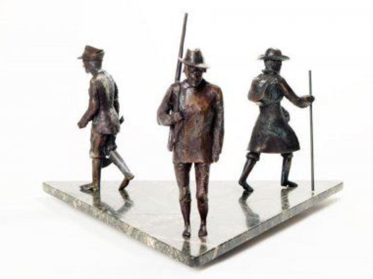 Närbild på staty av tre män