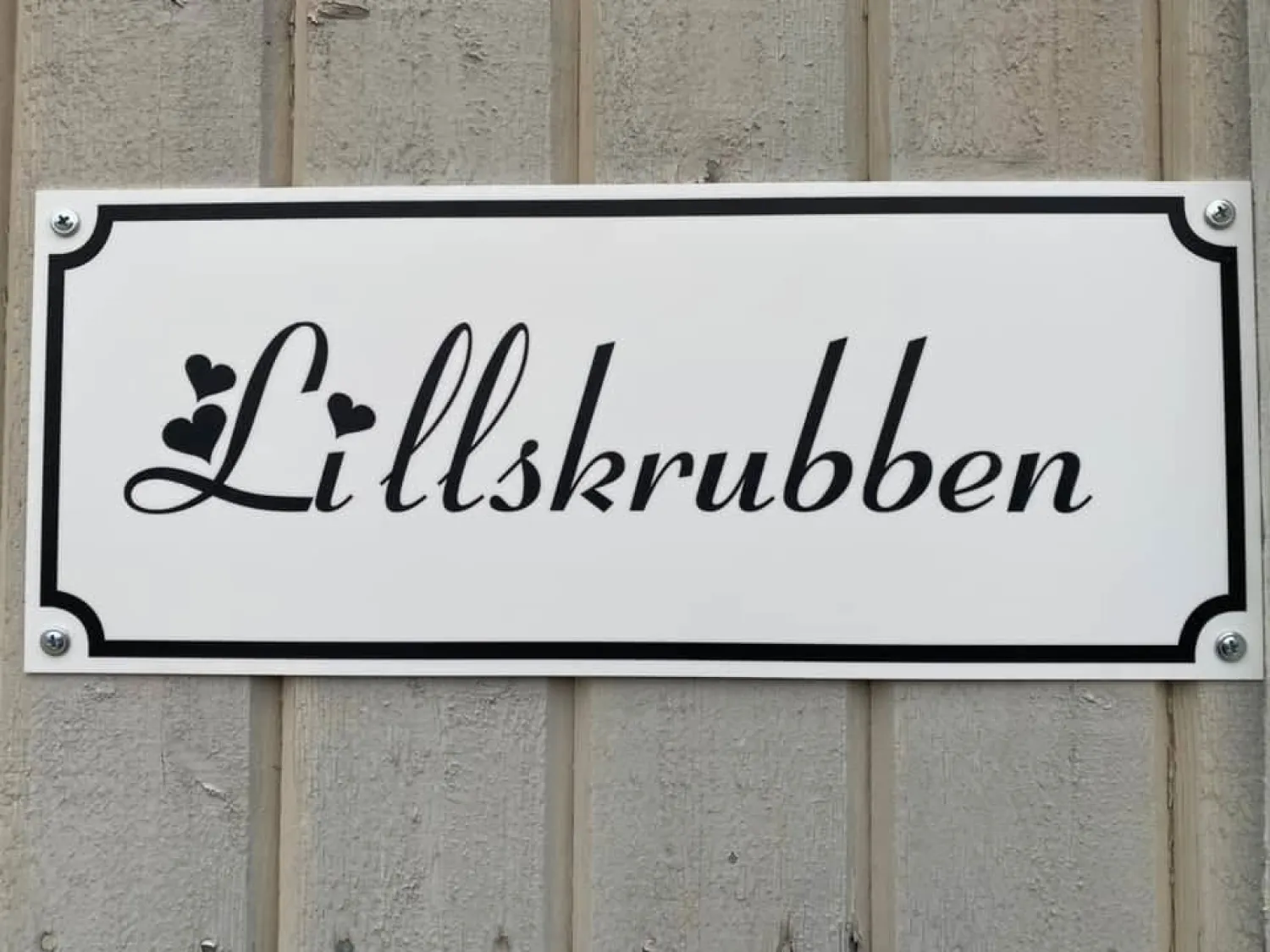 Färgbild - närbild på vit skylt med svart text.