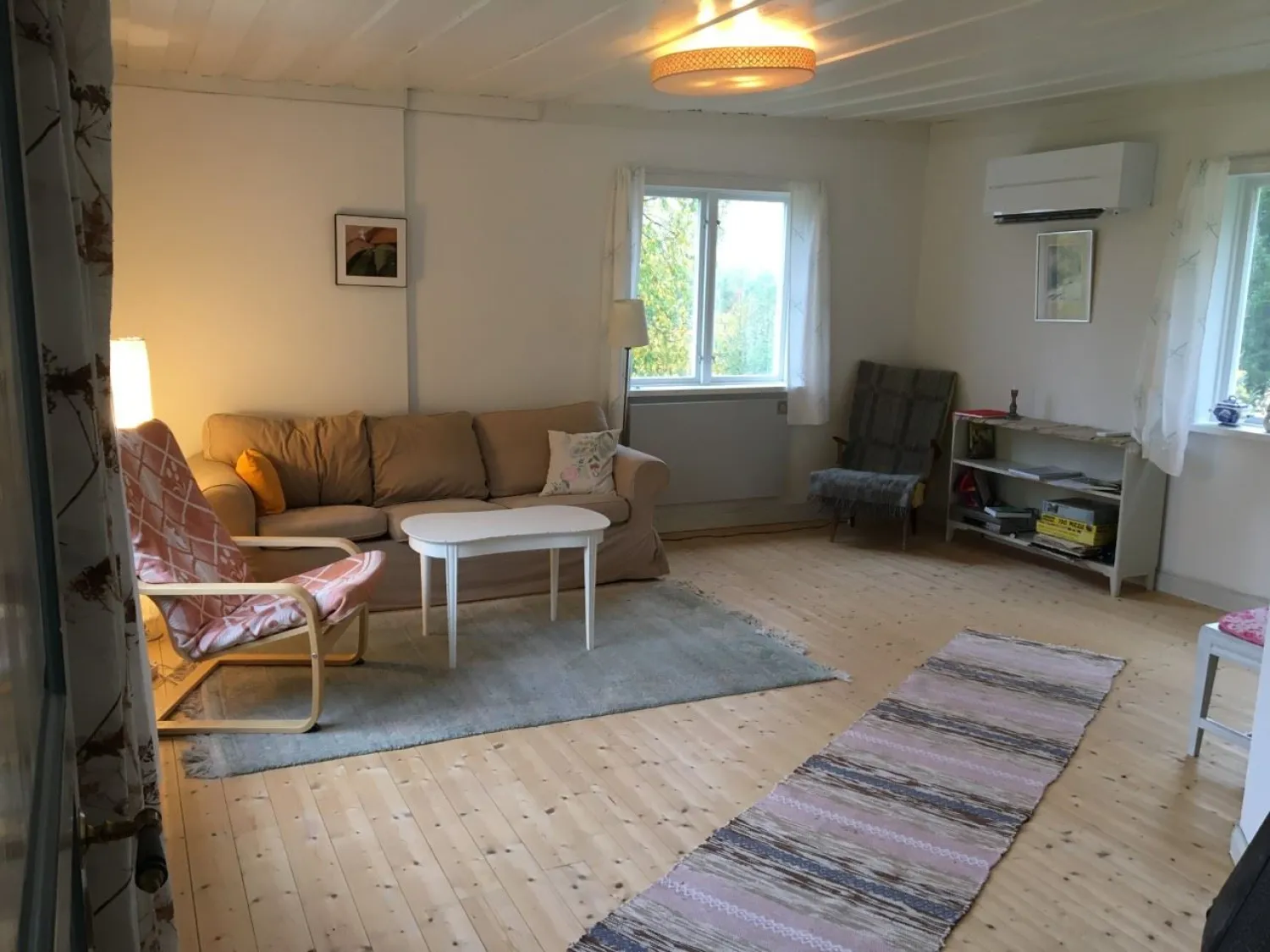 Vardagsrum med soffa och fotöljer