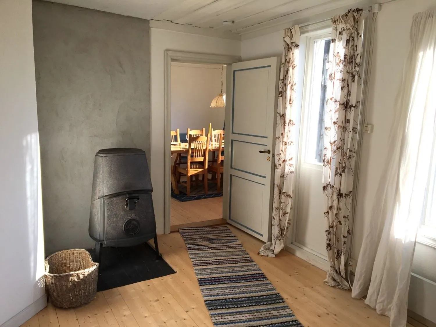 Vedkamin och en del av matsal