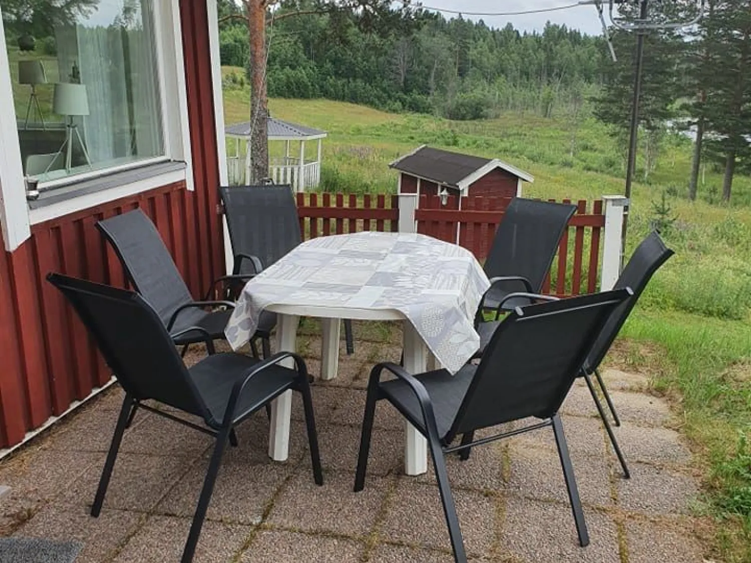 Matplats utanför stugan