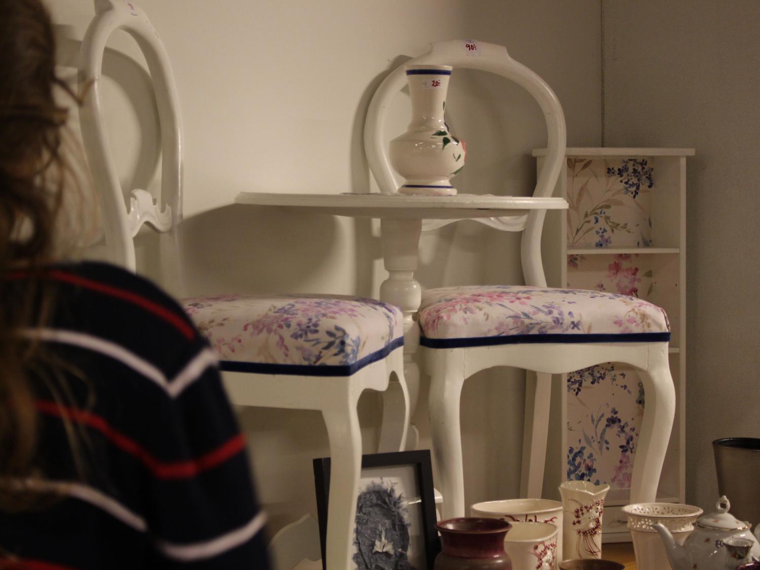 Vita stolar och bord med pastella toner