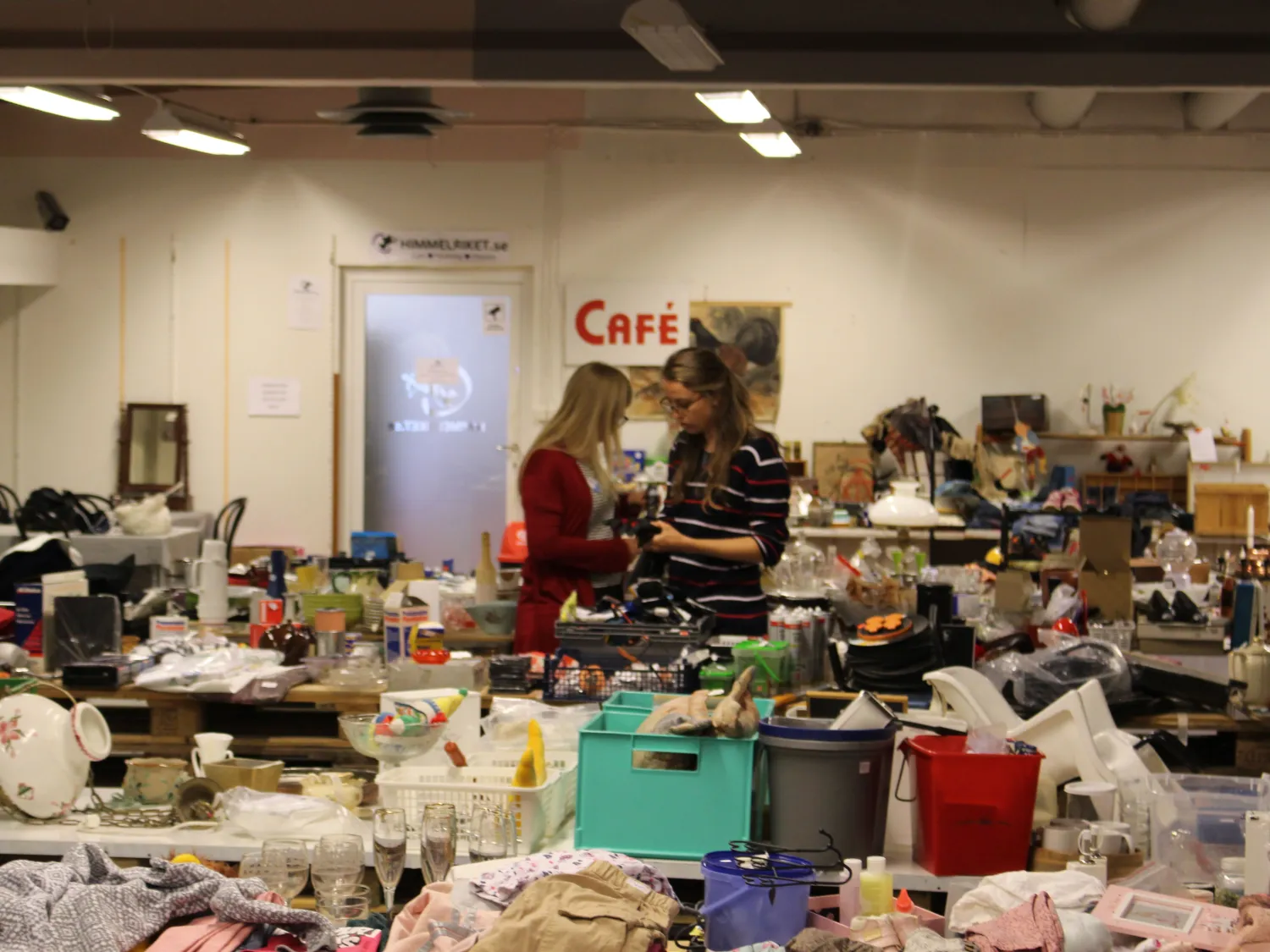 Stor lokal fylld med loppisobjekt